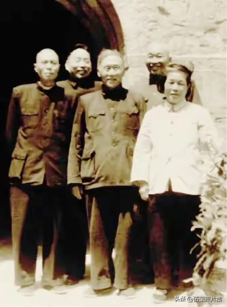 1958年4月，江苏镇江焦山，刘先胜中将（后右一）与夫人陈子贞（前右一）和乔信明