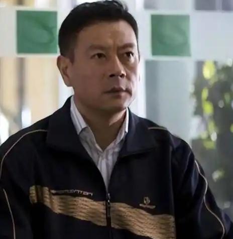 正在播出的电视剧《米良与麦青》里，看到演员巫刚了，出演一个镇的负责人，去城里动员