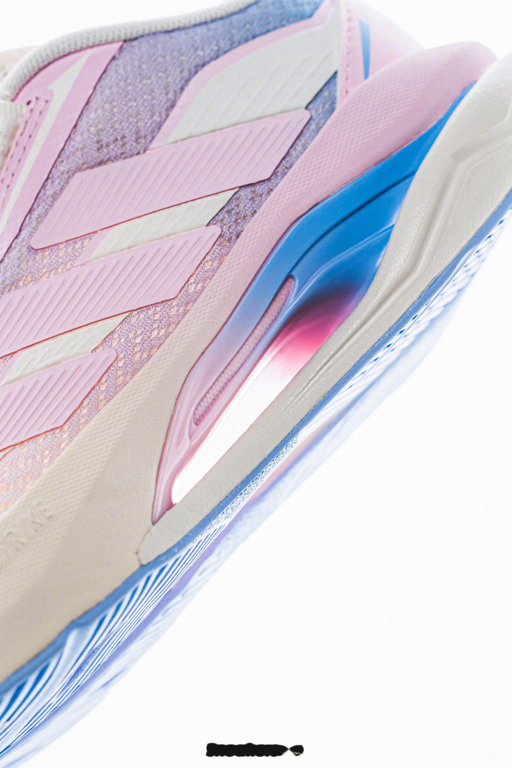 adidas LIGHTDART 闪电镖· 专为为7-13岁小学生跑跳设计· 适