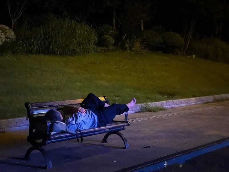 为什么你总是间歇性努力，持续性懒散？

别骗自己了——那点热血上头后的“奋斗”，