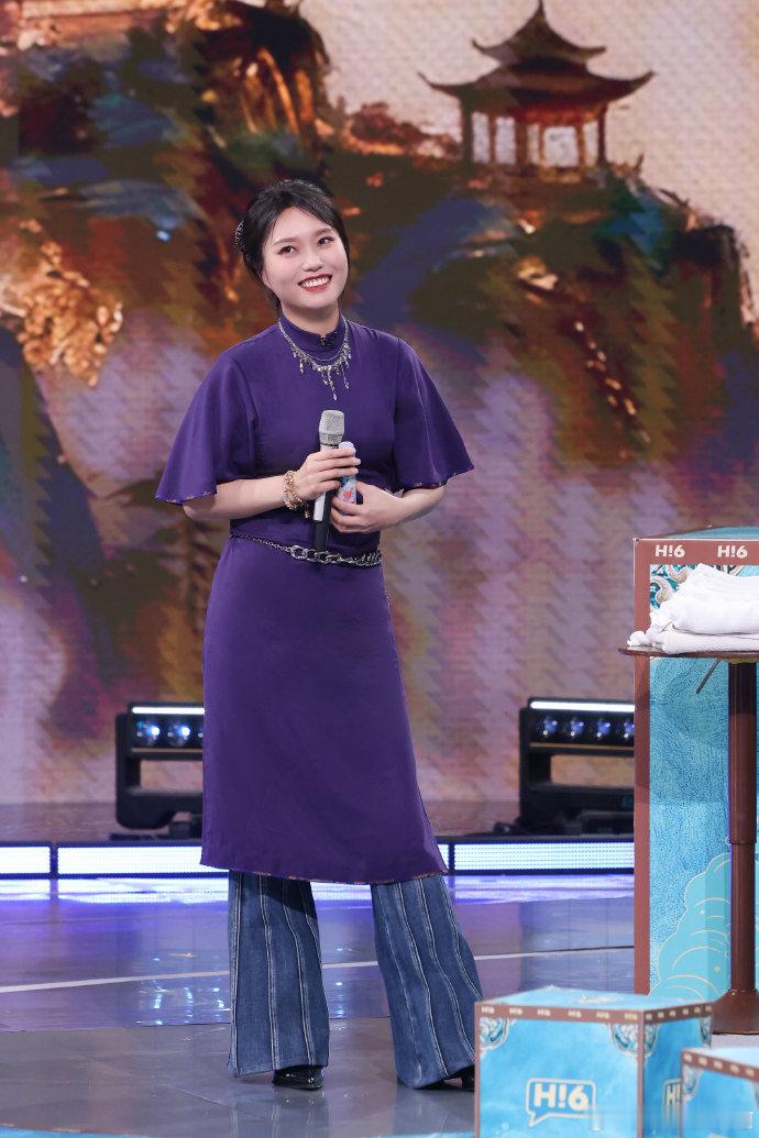 李雪琴[超话]李雪琴真没空陪你们闹了李雪琴：我只是个安静的观众！结果箱子：你逃不