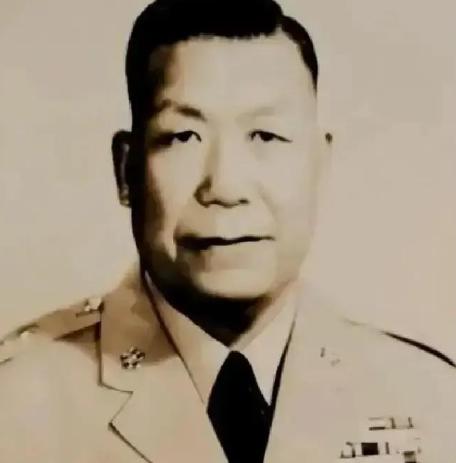 1949年，蒋介石下令炸废青岛，刘安祺接令后沉默不语，转头却把亲信叫进屋里，关上