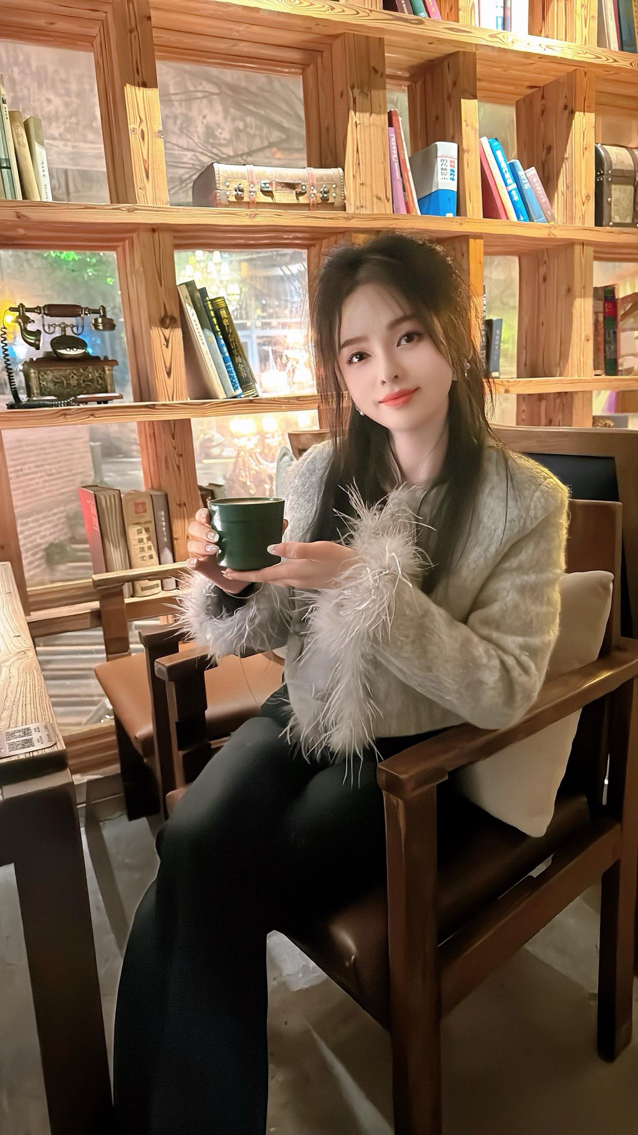 “不要一天到晚找意义，生活有个鸟的意义，每天吃点喝点，哄着自己开心才是有意义”人