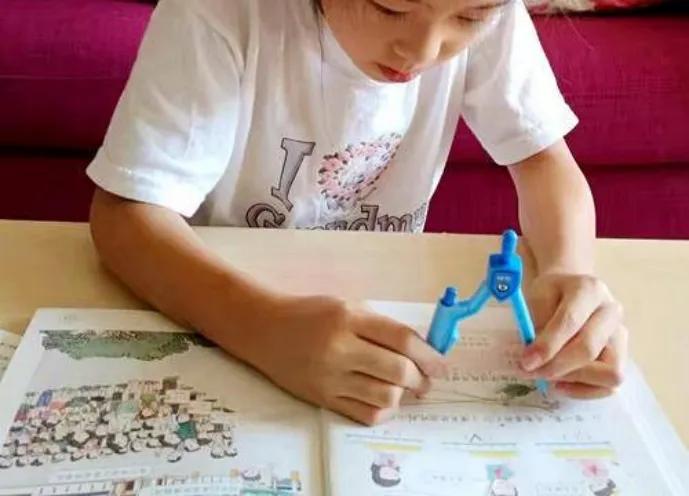 班主任：“数学好”的孩子，3个特征明显，看看你家是潜力股吗？

朋友家女儿上四年