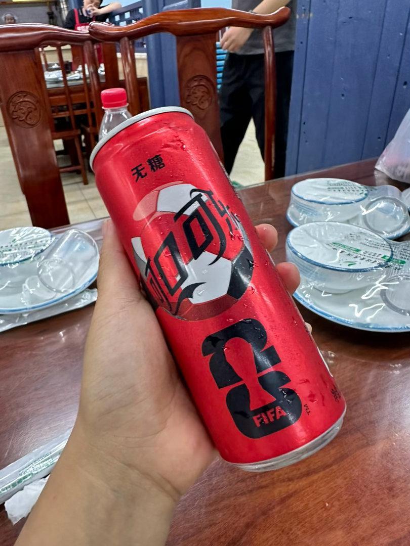 这个天喝冰可乐真是舒服，去他娘的减肥 