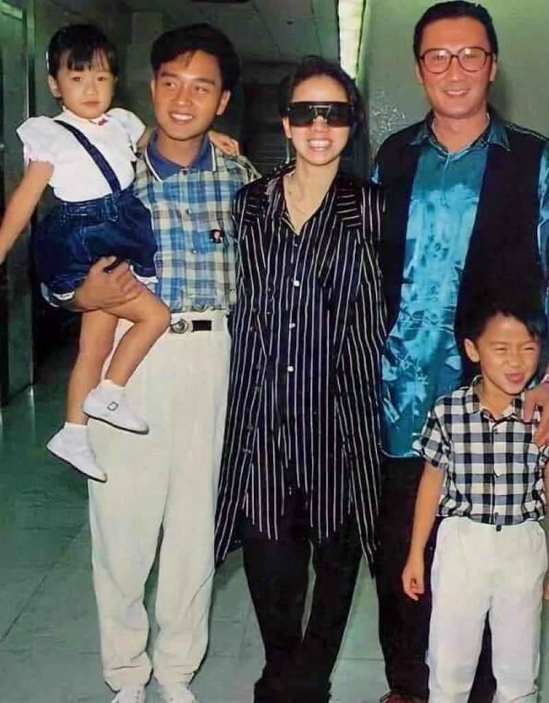 好神奇的一张旧照张国荣抱的是谢婷婷王菲和他是麻友，和小男孩谢霆锋是爱人❗️ 