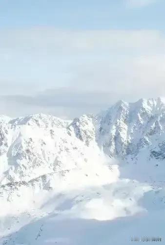 雪山之巅，自由翱翔。落日归山海，烟火向星辰，所愿皆所成