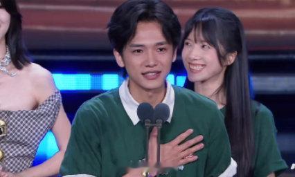 李思潼王彦桐找喵娲娲合影 李思潼王彦桐就这样和喵娲娲合照~期待两位新星以后能演绎