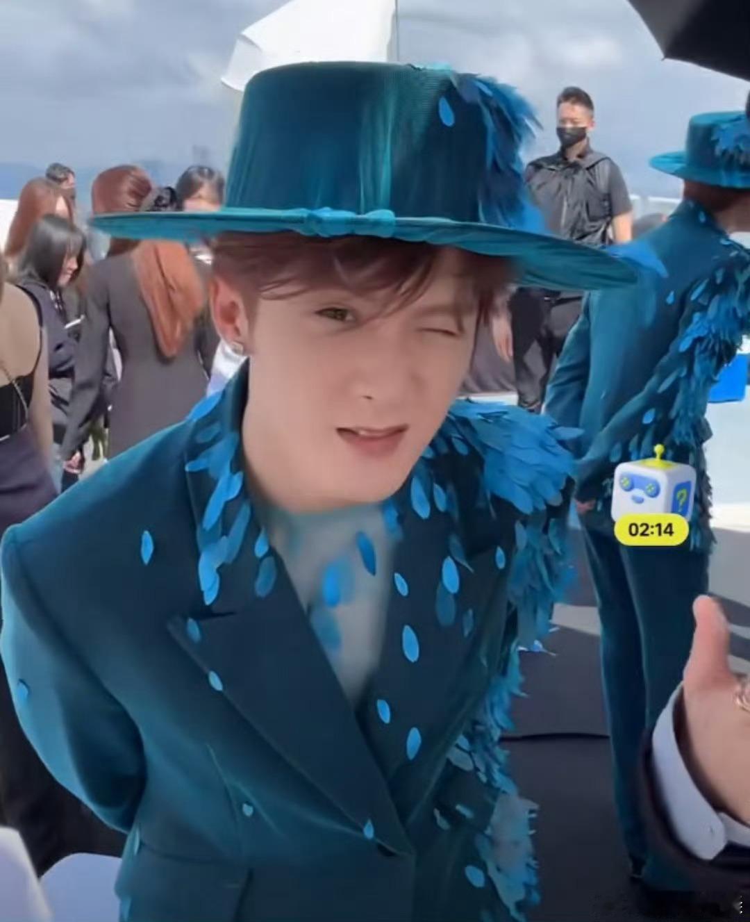 檀健次这回增高鞋垫增高帽都齐了，脸都这么垮了表情还这么油 ​​​