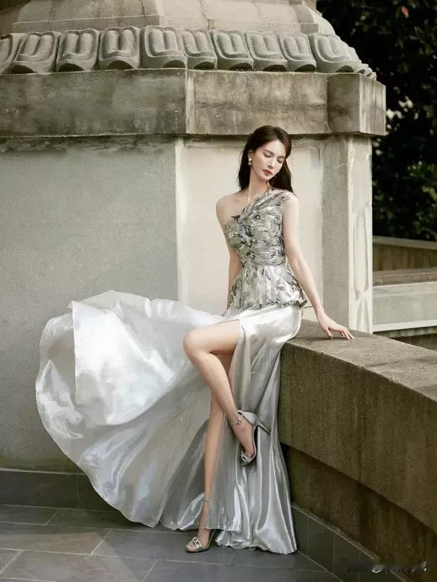 优雅气质女神，一袭银灰色长裙，尽显高贵与美丽。



嘿，猜猜谁是今日份的闪耀之