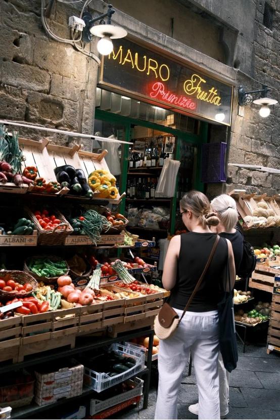 谁能料到远在欧洲的法国民间悄悄刮起了囤货风，超市里那些能放很久的食品，全都成了抢