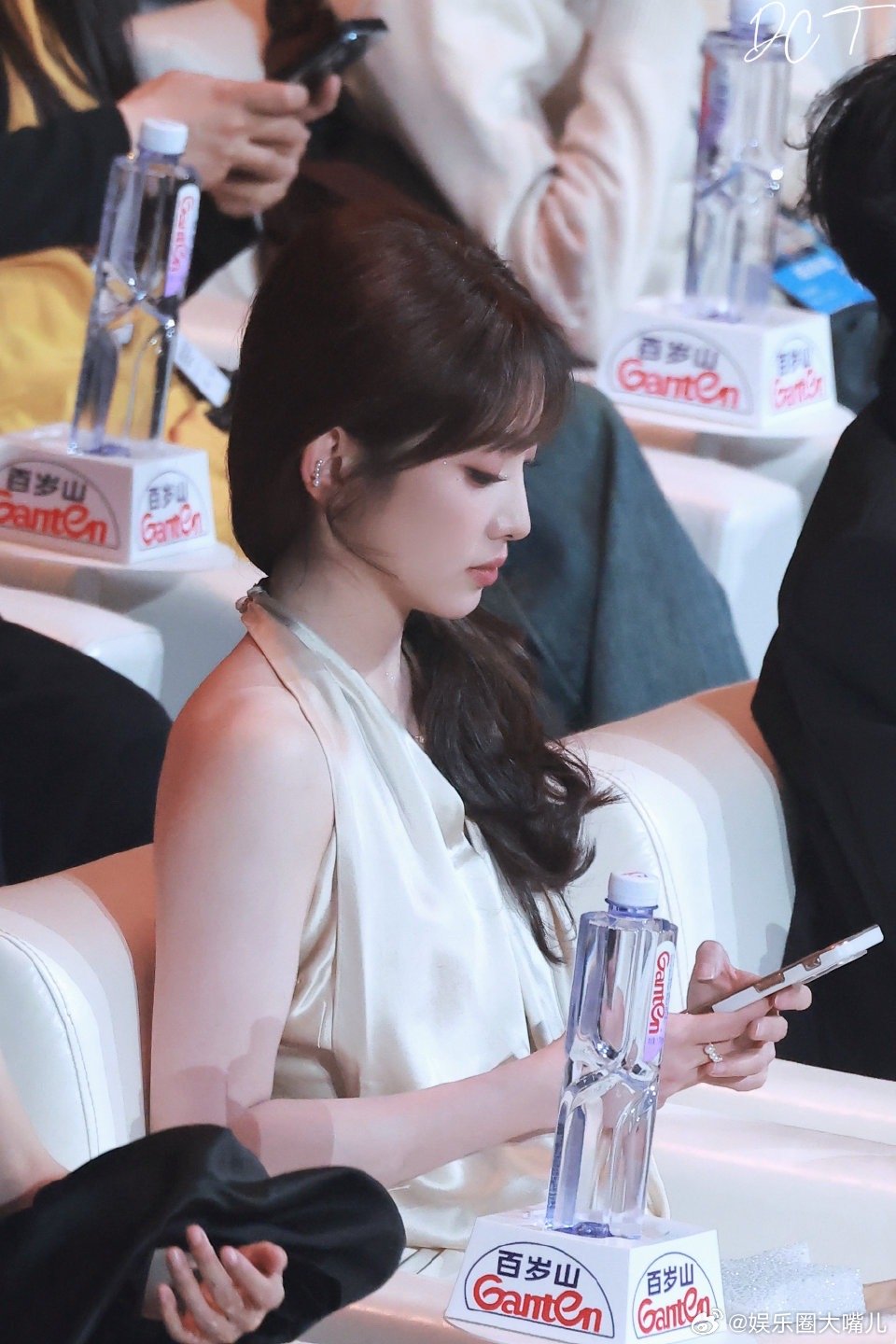 许梦圆扛住了高清怼脸镜头 这种距离的镜头最考验人，许梦圆不但没翻车，反而让人看到