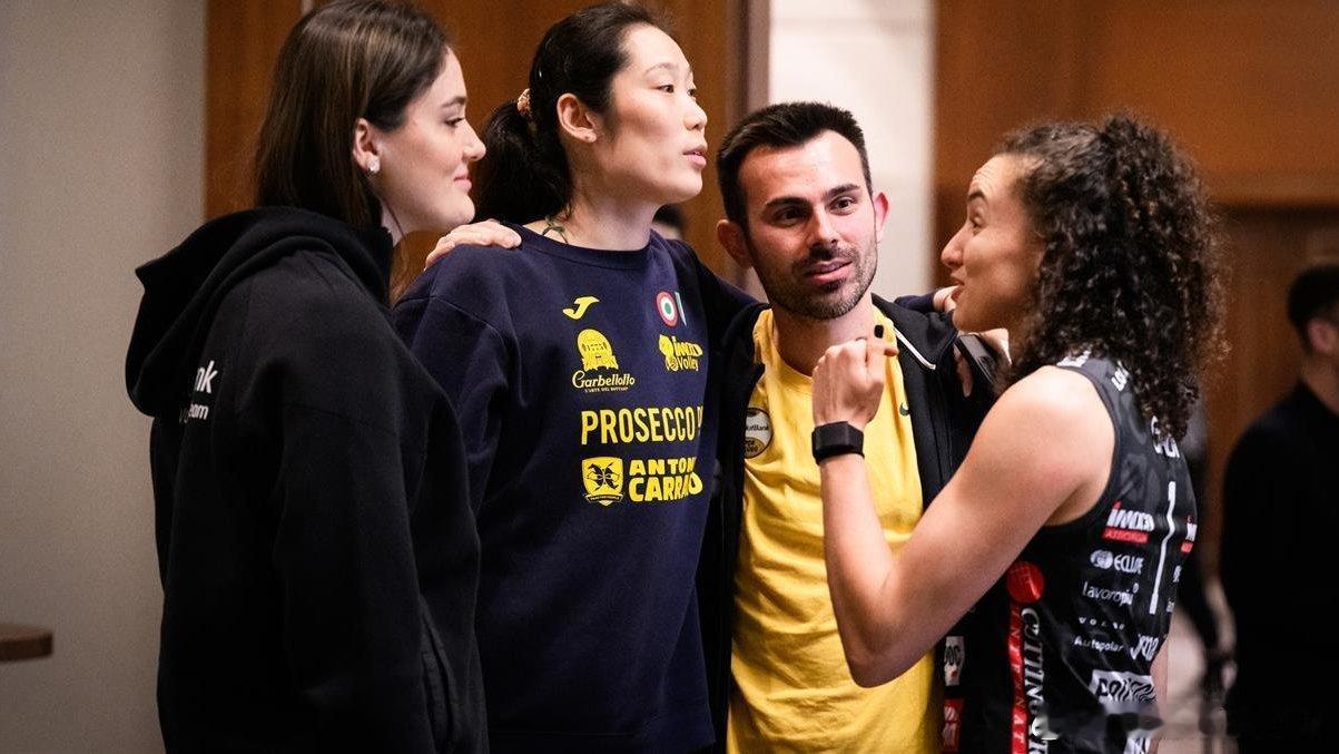 🏐 欧冠4强赛不仅是争夺冠军的赛场，更是老友相聚的地方—朱婷 & 加比 & 泽