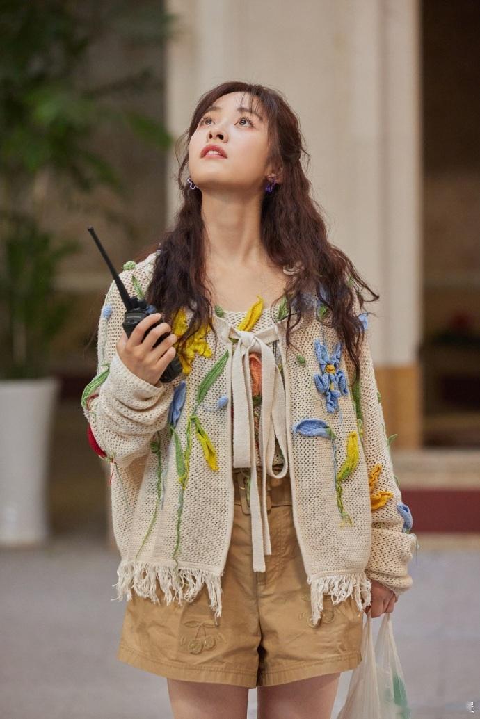 #沈月泡面卷发##沈月钩针开衫# 沈月的泡面卷发展现个性，钩针开衫增添温柔，这样