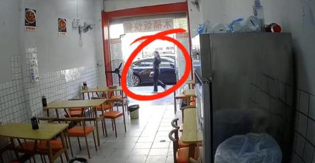 活不起了？广东，一女子进店偷拿外卖后骑车逃跑，外卖小哥发现后立马前去追赶，可当追