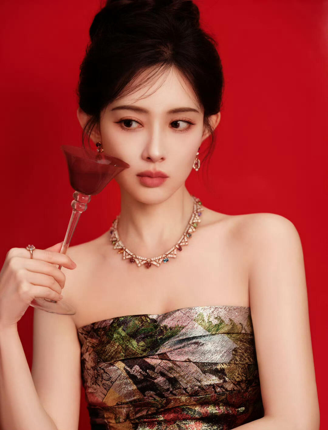 孟子义 繁复印花礼裙展现独特魅力