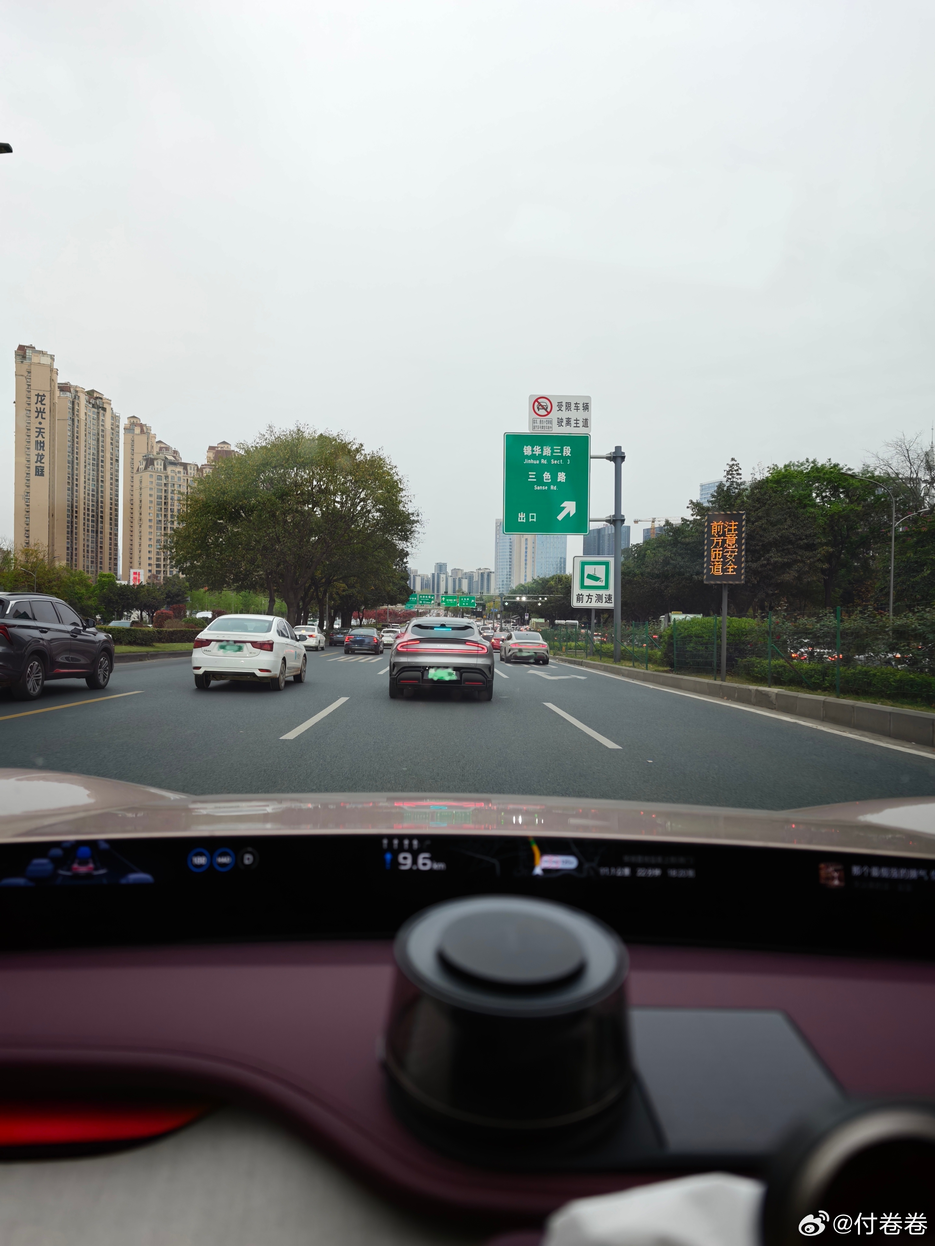 现在随便去哪儿，路上小米汽车都是打堆堆！小米汽车付卷卷爱粟