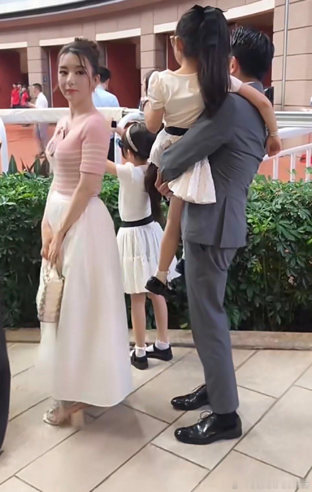 香港马会偶遇郭富城一家四口香港名媛不帮郭富城方媛P图被骂方媛穿搭舍得下本钱，全套