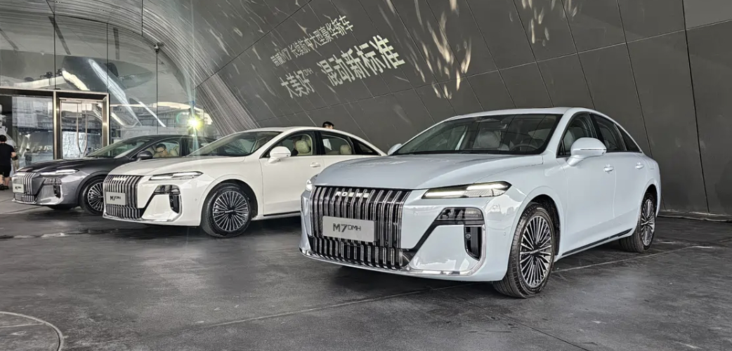 听说荣威M7 DMH 满油满电续航2000km，55L油加19.7kWh电的成本