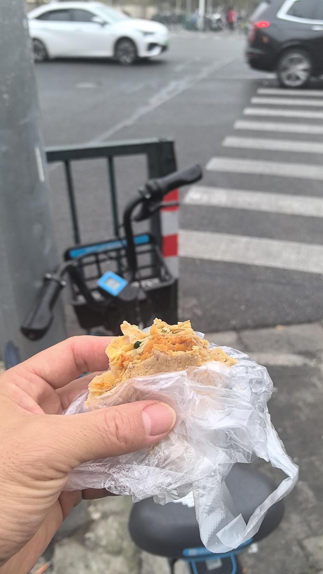 在我们家旁边十几年做煎饼果子，临沂大娘，每次见我来买，都是加量，饼也厚，辣也多，