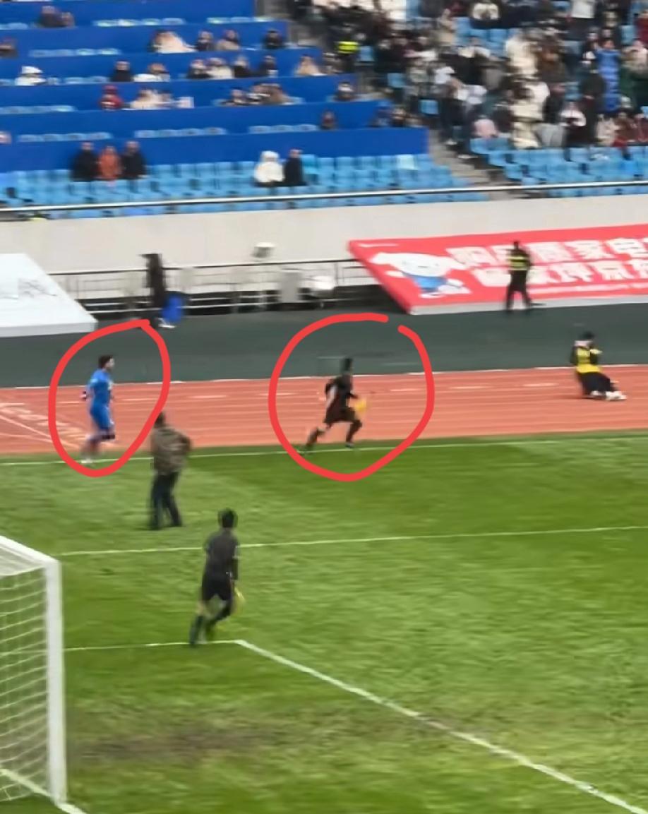 渝超上演诡异的一幕:球员追着边裁跑。这好像有点太过分了吧！
今晚渝超九龙坡vs大