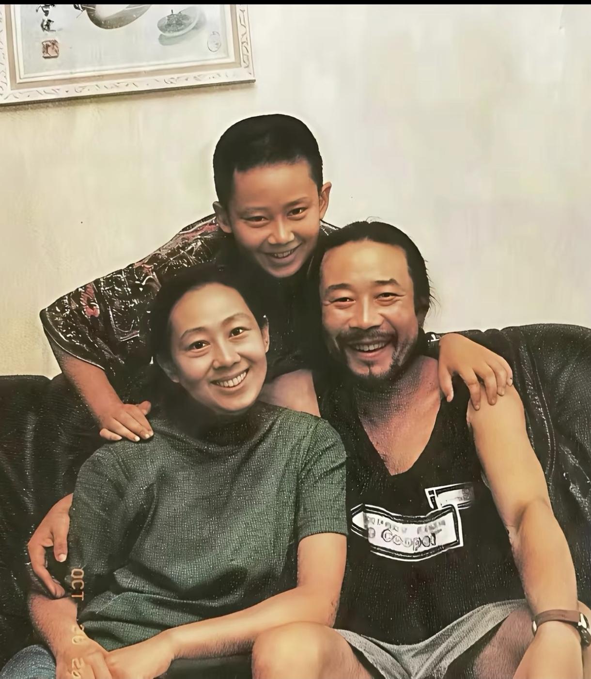李雪健年轻时候还挺潮的，这样的造型和搞摇滚的很神似。儿子的眼神太像李老师了，妻子