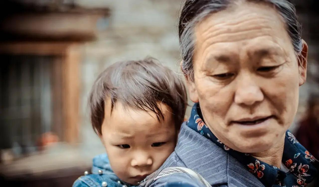 在日常生活中，许多人对外人彬彬有礼，对父母却常发脾气，这背后隐藏着人性真相。
