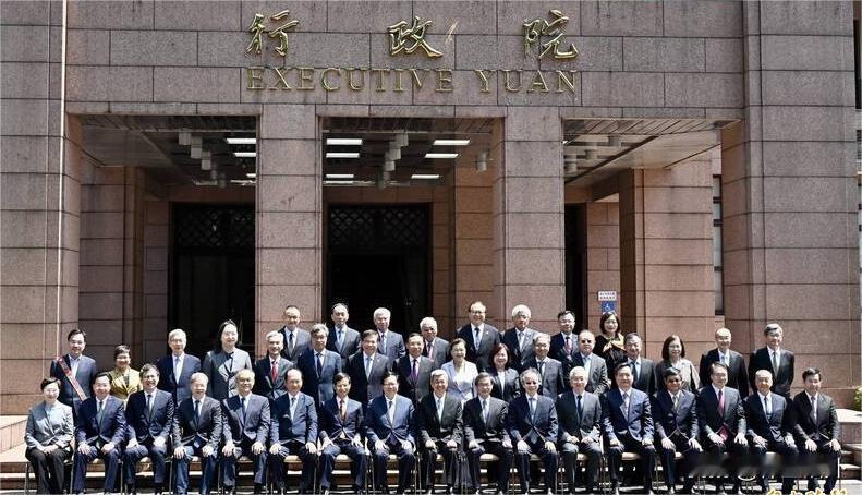 谁是标准的绿蛙？
下图是陈建仁团队的毕业照，在41名高管中，只有两人系的是绿色领