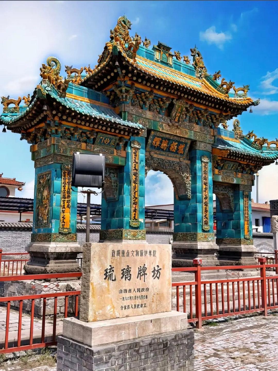 你见过被琉璃吻过的时光吗？清光绪二十三年的匠心凝固成太和岩牌坊，这座通体包裹蓝绿