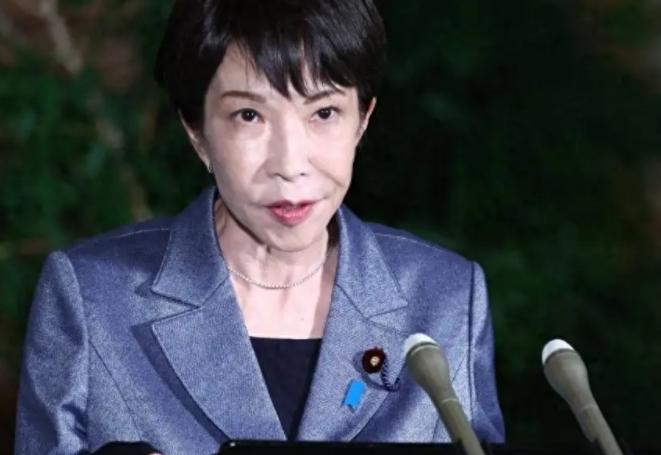 关于高市早苗很多人只当她是操作翻车、演技拙劣，说白了就是一场自取其辱的社媒闹剧。