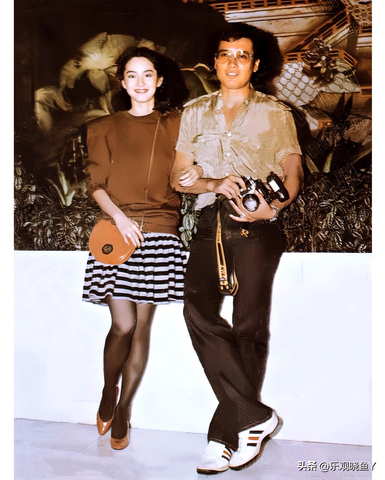 一九八一年，在美国旧金山刚订婚不久的秦祥林与林青霞。秦祥林三十三岁，风流倜傥。林