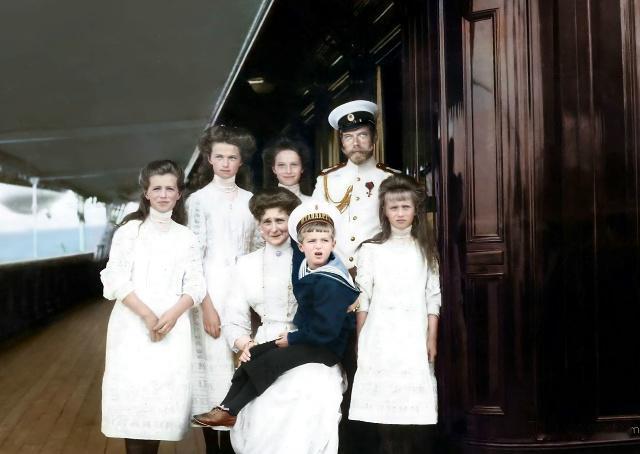 1914 年前后，俄国沙皇家族乘坐 “标准号”（Штандарт）游艇出行的场景