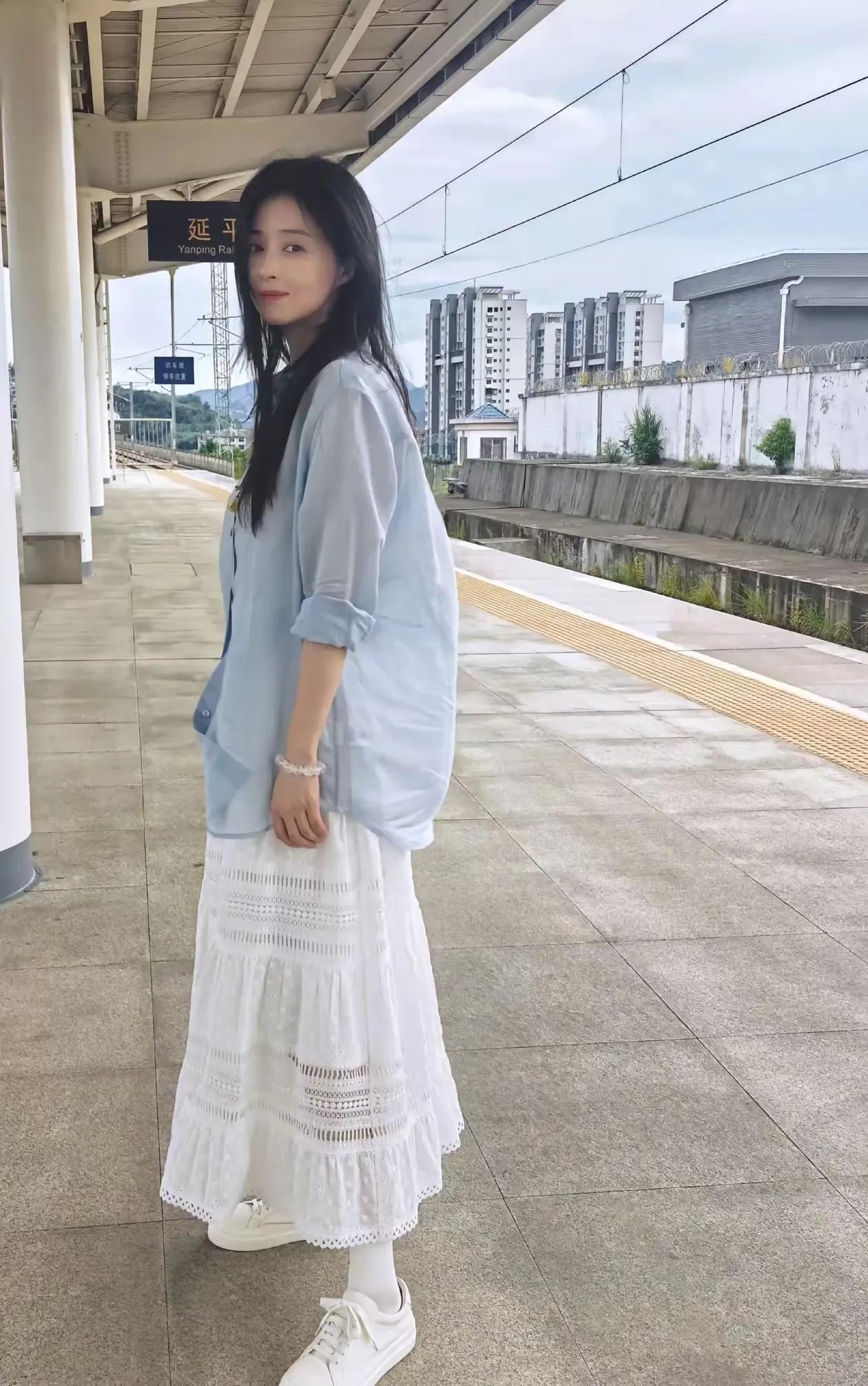 蒋欣现身福建南平火车站，状态超绝
 
42岁蒋欣现身福建南平火车站，生图状态惊艳