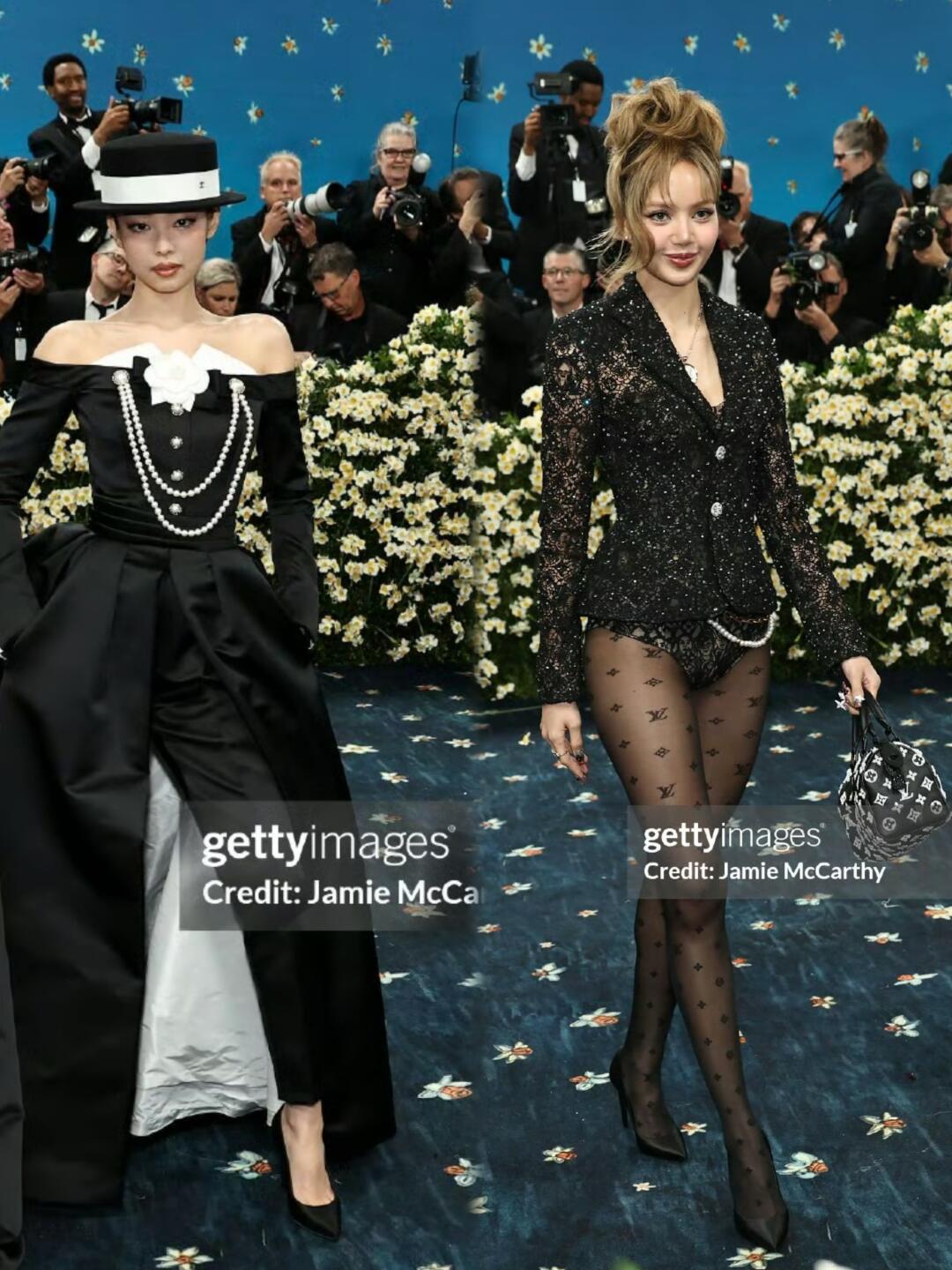jennie lisa亮相Met Gala，两位都是黑色