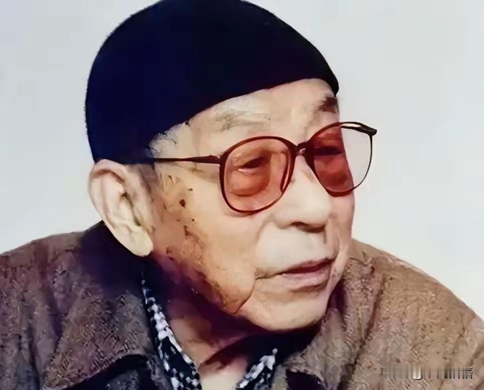 张学良为什么活到了100岁，原因有三点。
 
第一，心大不记事。
他自己说：“我