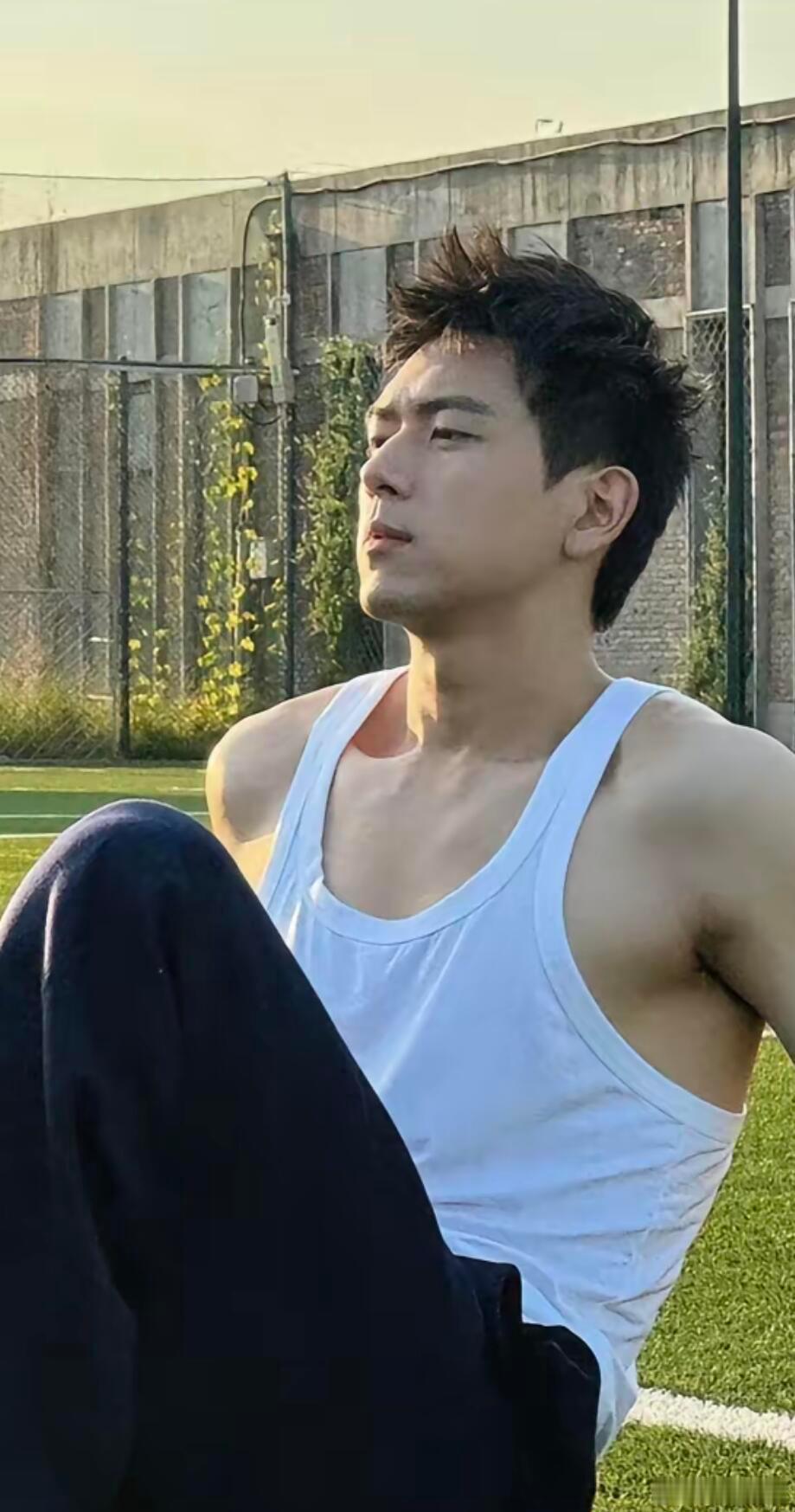 李现任敏高叶曾出演过鹿晗MV鹿晗勋章MV有李现任敏高叶 时间是最好的滤镜。彼时的