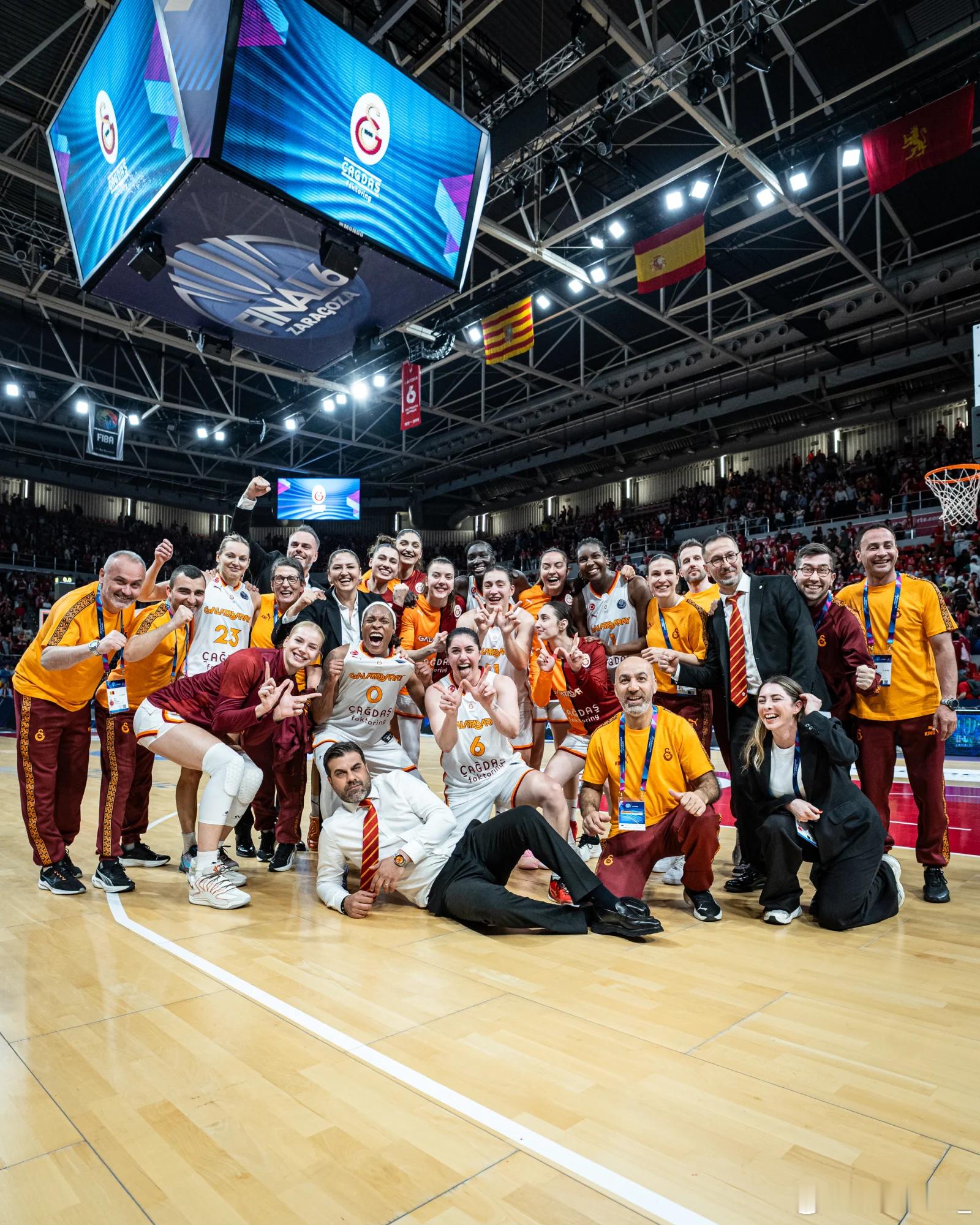 【女篮欧冠半决赛落幕 决赛将上演土耳其德比】北京时间今天凌晨，女篮欧冠半决赛全部