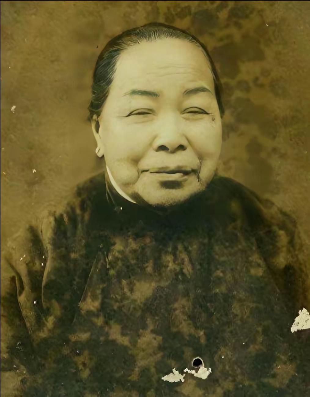 1965年台北松山机场内戒备森严，78岁的蒋介石不顾周围侍卫的搀扶，迈着踉跄的步