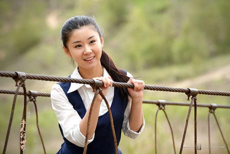 李小萌是不是女神，那得看个人喜好。在我心里，她还挺有女神范的。她长相甜美，气质清
