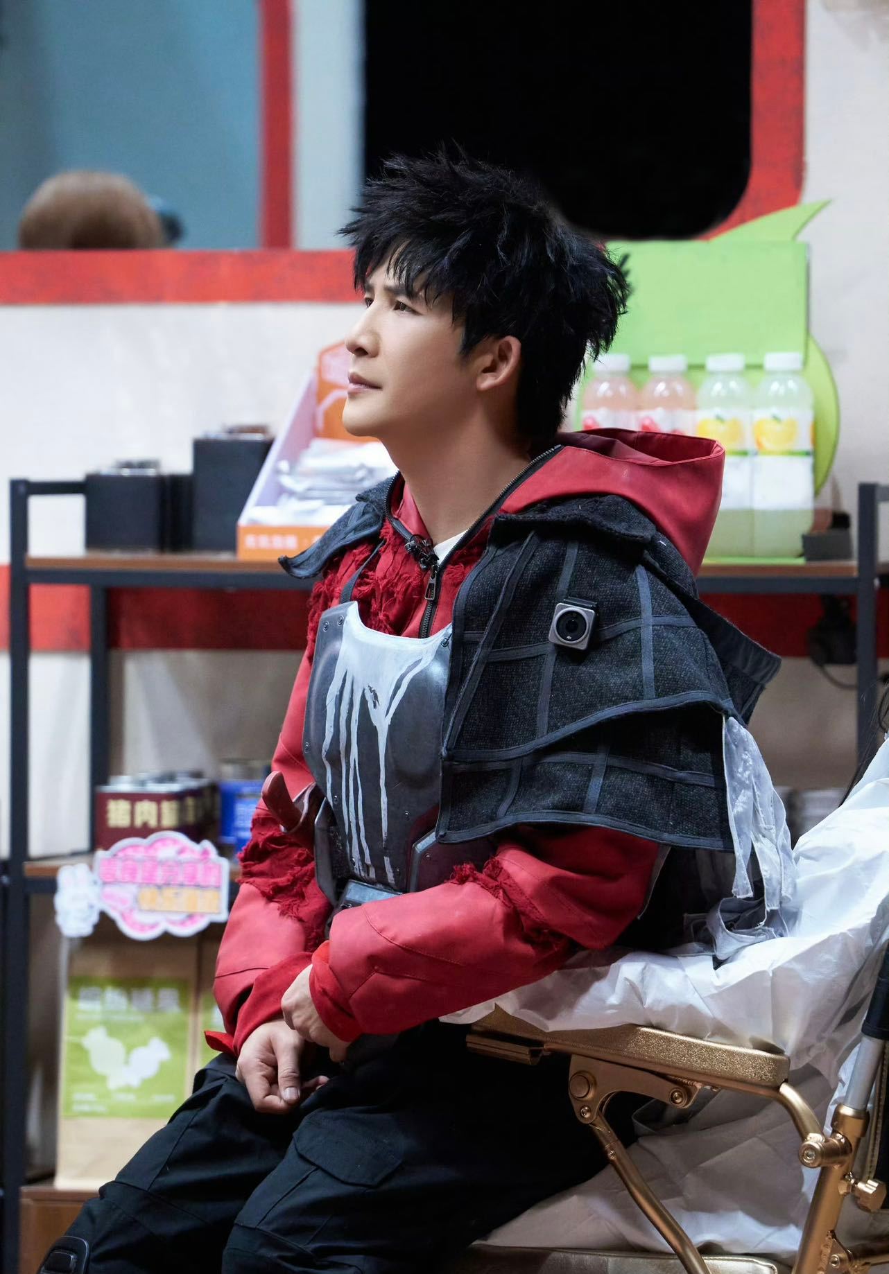 大张伟完了碰到一屋子罪犯了别人搜证找线索，大张伟搜证找同伙。结果听完一圈：完了，