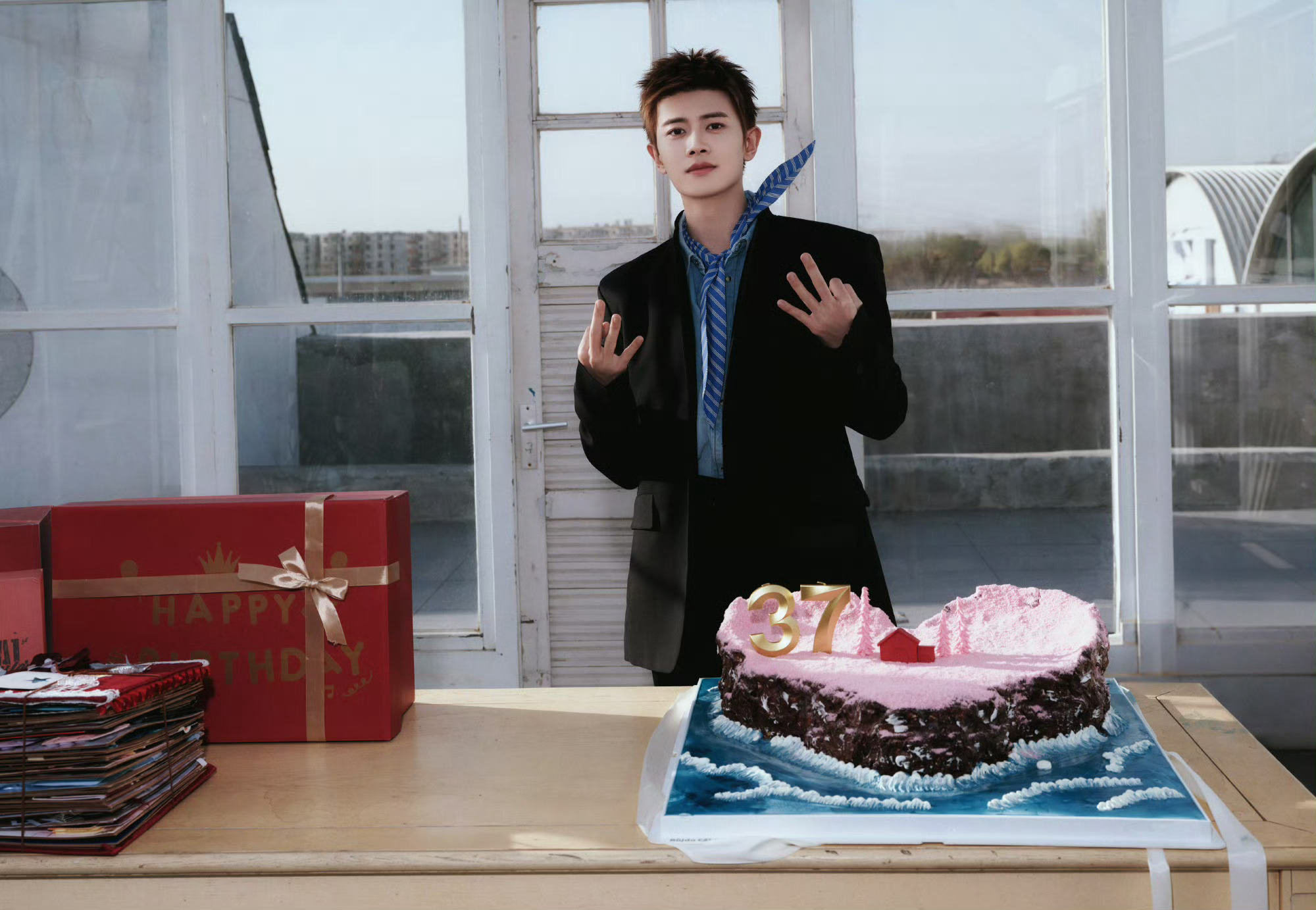 任嘉伦37岁的小王子任嘉伦小王子粉蛋糕生日照 任嘉伦37岁的小王子，任嘉伦小王子