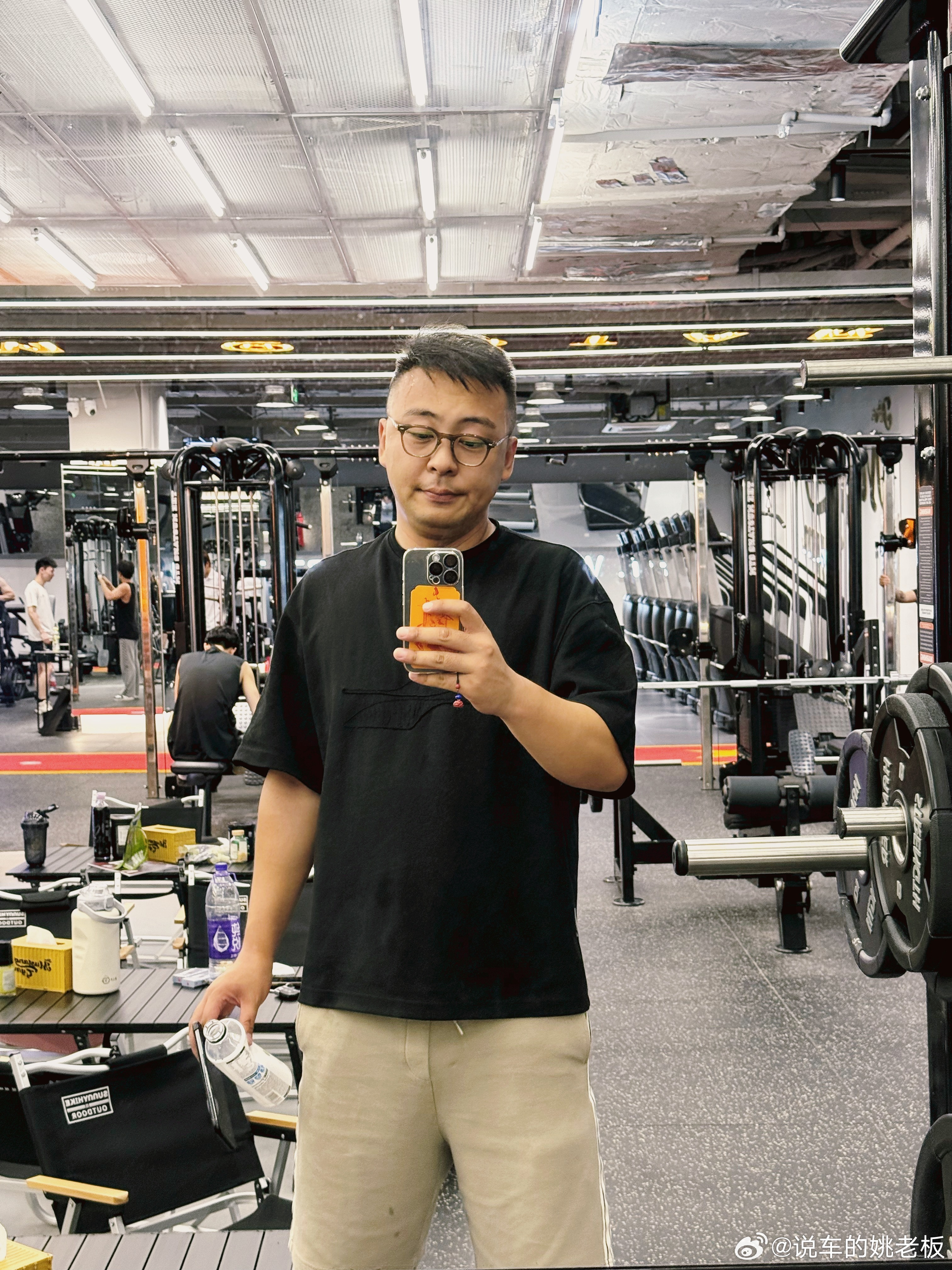 不训练的我 双下巴都出来了[晕]跟姚老板混一天吃9顿[超话] ​​​