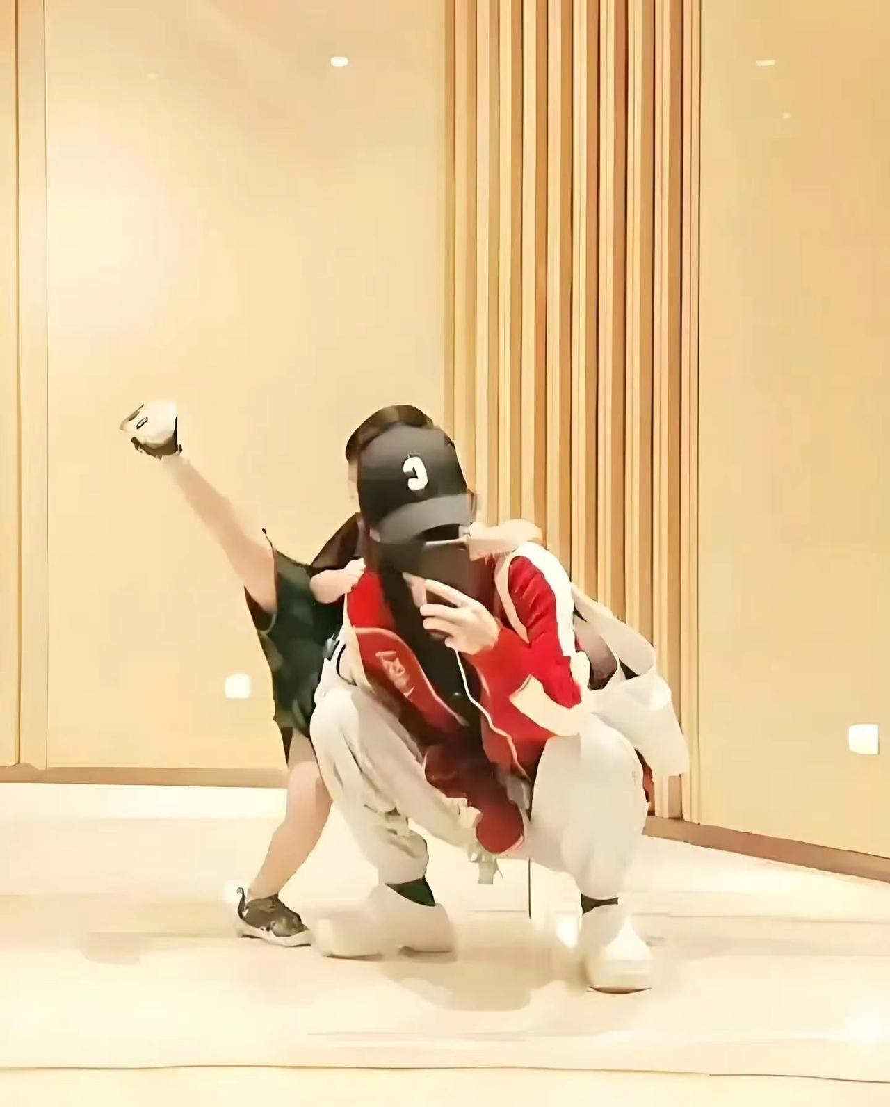 赵丽颖带娃看儿童剧！儿子乖巧牵妈手，低调。赵丽颖带娃看儿童剧！儿子乖巧牵妈手，低