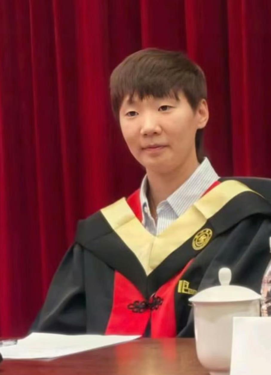 王曼昱身穿学士服在上海交通大学参加毕业活动相关会议现场照曝光！
是头发顺顺，穿着