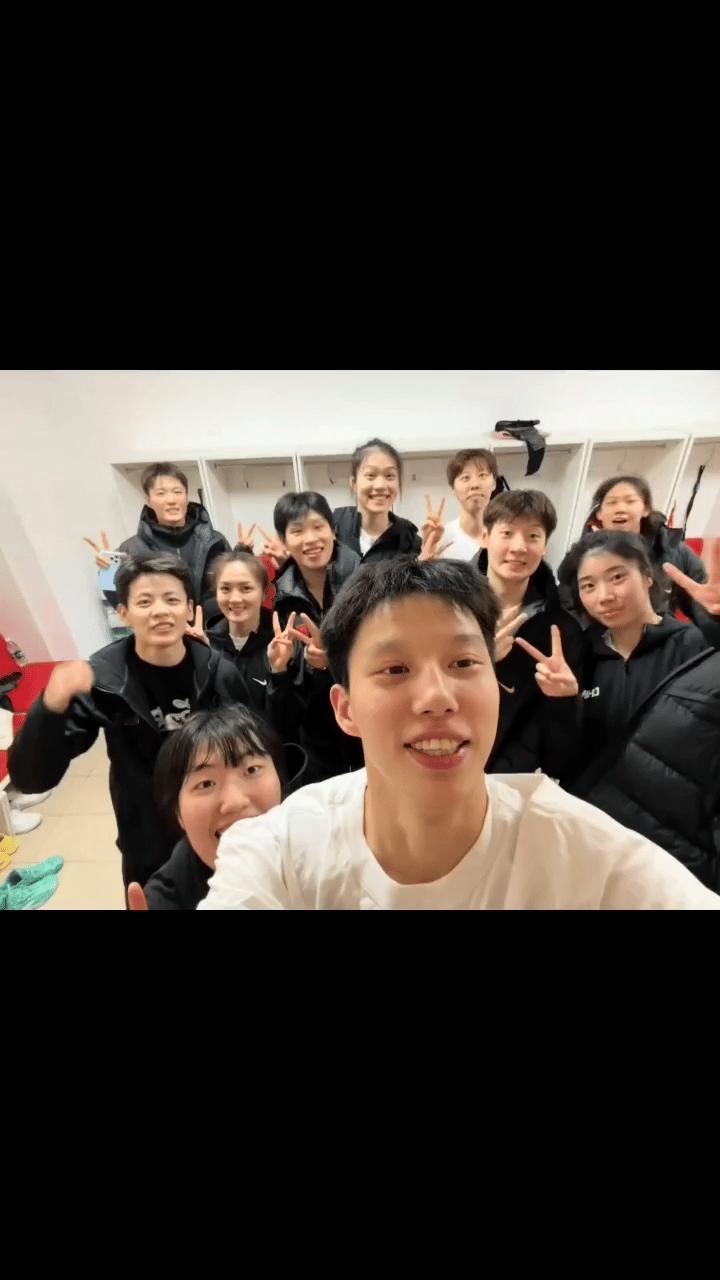 杨舒予杨舒予张梓涵 20260225梓涵同学dy更新，部分集训队员下训合照动图 