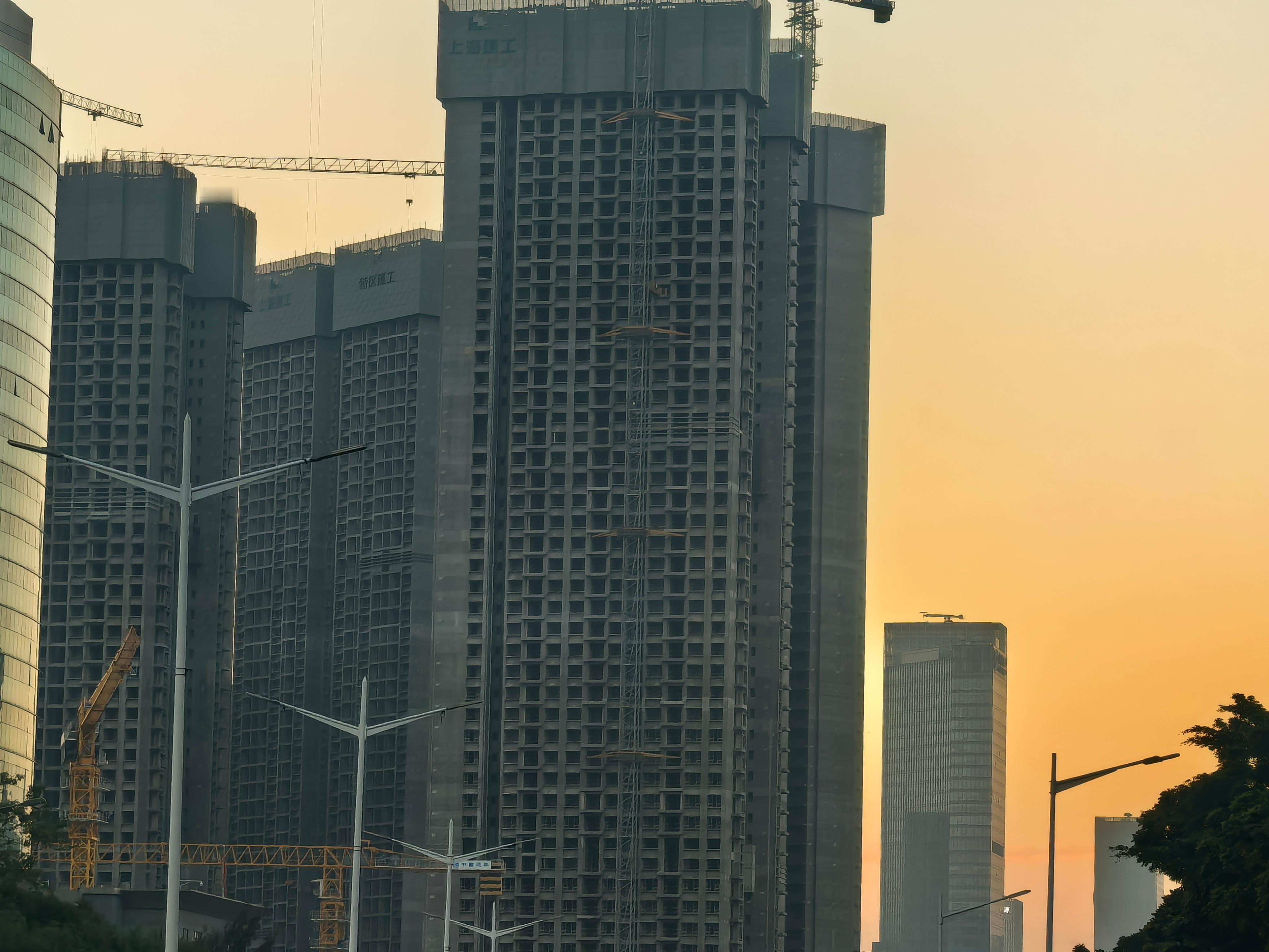 这算高密度住宅了吧。 