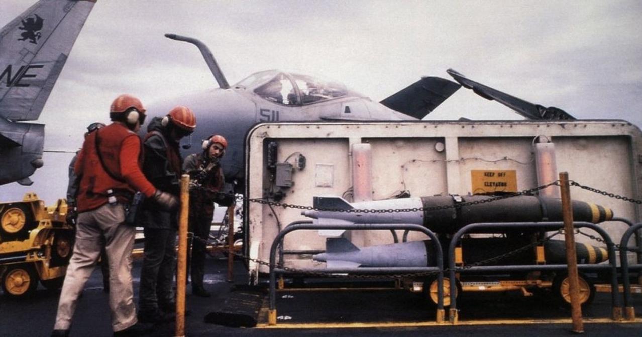 “行动的关键在于首轮投弹命中率”
（VA-145中队，海湾战争）