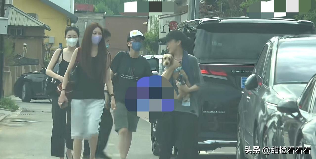 李嫣窦靖童宋妍霏一起出行，李嫣身材没得说，走路气质完全继承妈妈王菲，身高也有一米