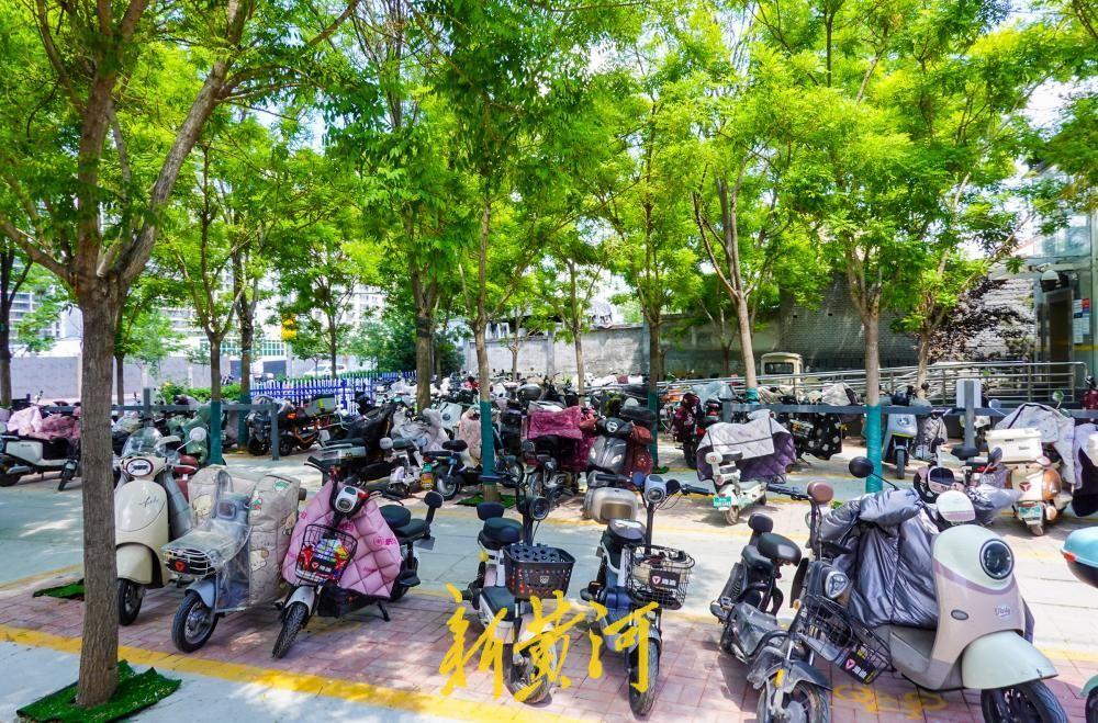 济南地铁祝甸站G口周边新增260个非机动车泊位！5月3日，济南地铁祝甸站G口非机