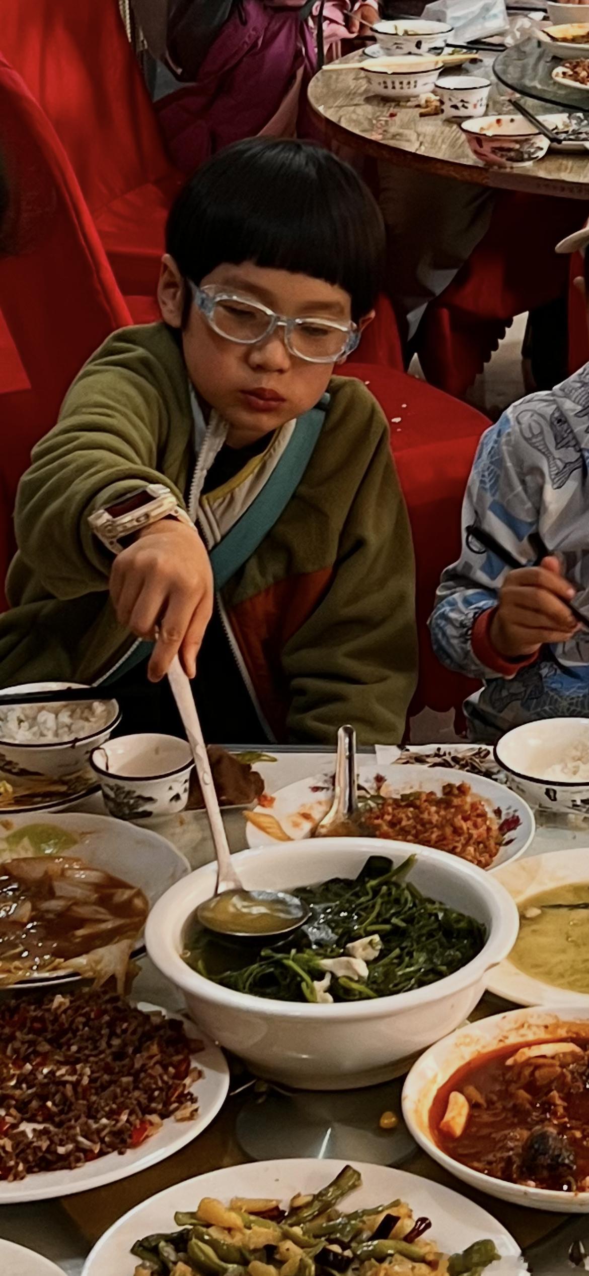 不知道你们懂不懂我的笑点游学群发来这几张照片 我笑出声了从表情到动作真的好像村里